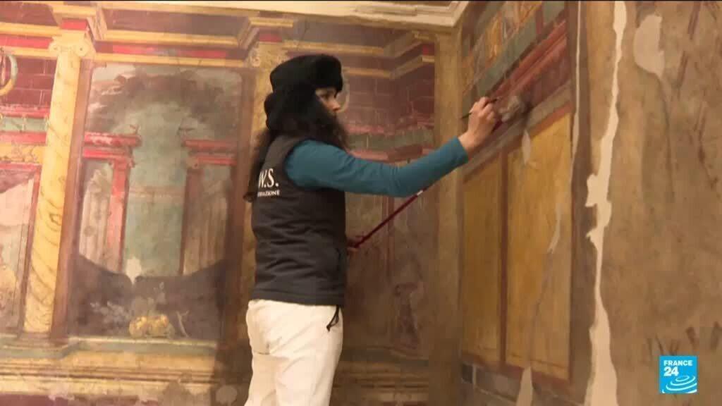 Video thumbnail for Italy: 'Virgin' frescoes emerge from Pompeii suburb