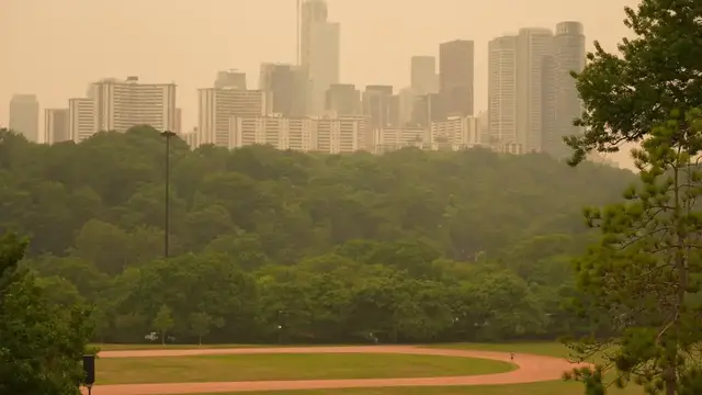 Video thumbnail for Canada: Wildfire smoke blankets Toronto as air quality warning remains in effect.