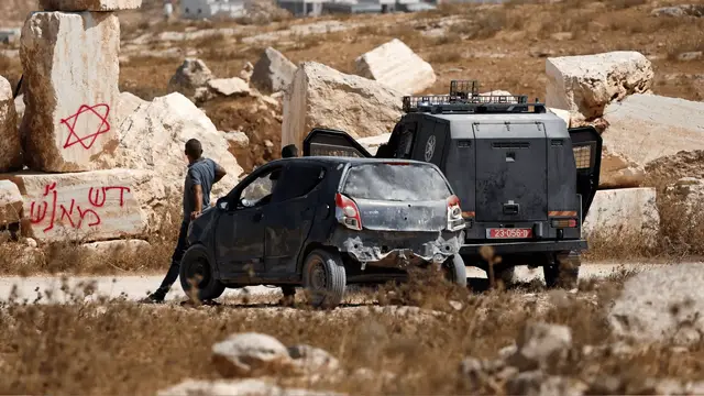 Video thumbnail for Israeli settlers besiege Palestinian homes in the occupied West Bank