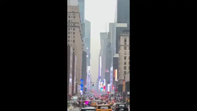Video thumbnail for New York: Wildfire Smoke Creates Haze In City / 1.