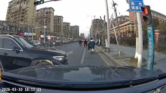 Video thumbnail for Mercedes GLC 260 L Crash Over Lane Change in Jiangxi