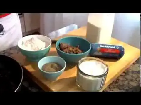 Video thumbnail for Jamie Deen's How-To: Making a Simple Roux/Country Sausage Gravy