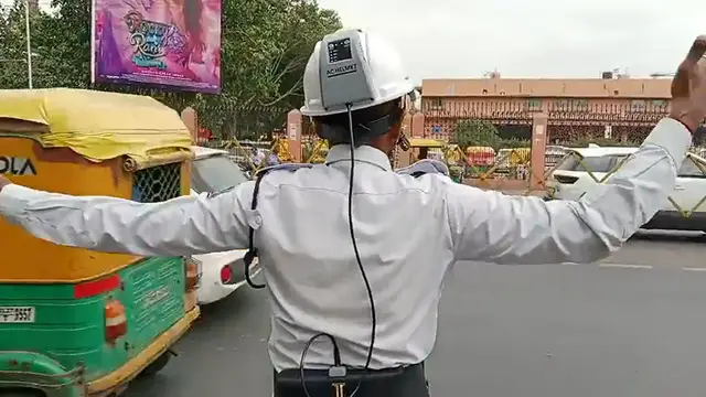Video thumbnail for  लो आ गया AC वाला हेलमेट, ट्रैफिक पुलिस को मिली गर्मी से राहत