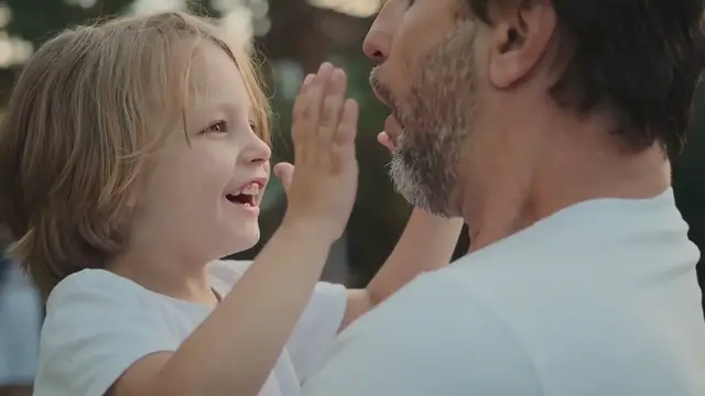 Video thumbnail for Big Daddy Producer Remembers Adam Sandler’s Adorable Bond with a Young Cole and Dylan Sprouse