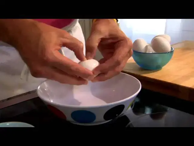Video thumbnail for Jamie Deen's How-To: Separating Eggs