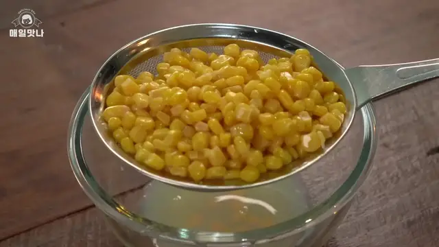 Video thumbnail for 맛있는 치즈옥수수전   옥수수캔으로 만드는 초간단 요리   옥수수전 만들기   아이들간식   어른들의 술안주   Corn (720P