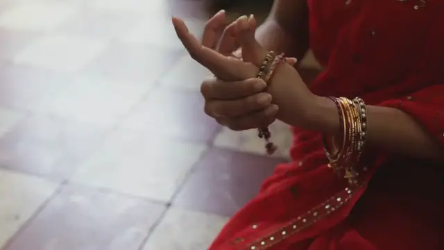 Video thumbnail for "Lauren Sánchez Stuns in Floral Alexander McQueen Dress and $6k Clutch at Star-Studded Charity Event"