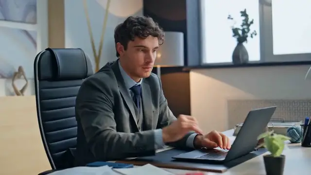 Video thumbnail for Duolingo Owl Death – A Dark Twist on Gamified Learning