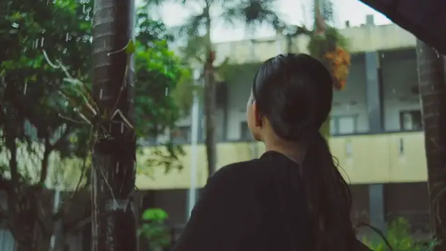 Video thumbnail for  Emergency Rain Poncho: Your Best Friend in a Sudden Downpour