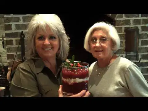 Video thumbnail for Paula Deen Makes Cranberry Sauce