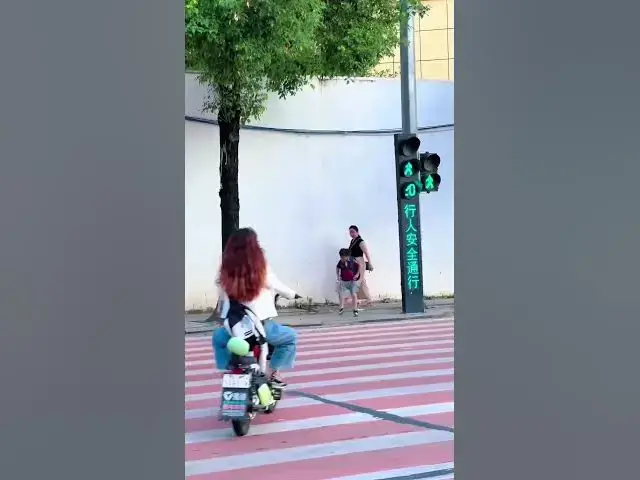 Video thumbnail for Little Asian Kids Break Dancing In The Street