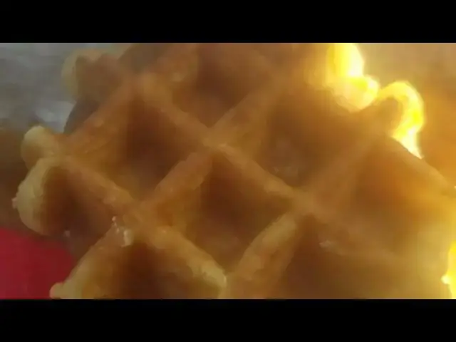 Video thumbnail for Waffle sandwich from KFC fast food review