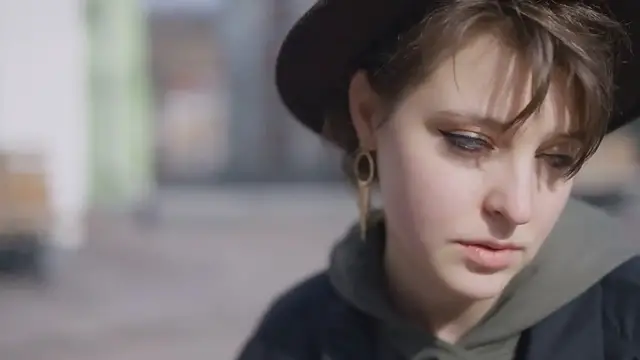 Video thumbnail for Gonna a pieghe e camicia in pelle