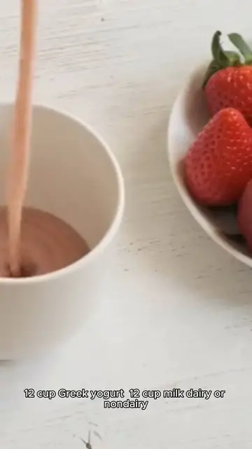 Video thumbnail for strawberry smoothie recipe
