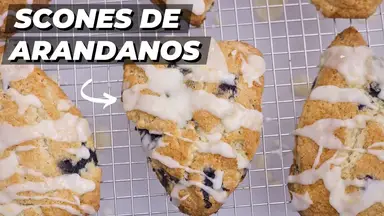 'Video thumbnail for Así es cómo obtengo unas PERFECTAS scones de limón y arándanos CADA vez'