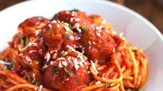 Video thumbnail for Healthy Spaghetti and Meatballs recipe