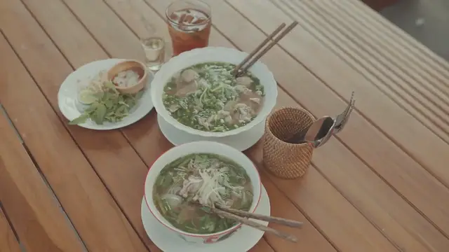 Video thumbnail for Vietnamese Pho with Beef and Rice Noodles Recipe