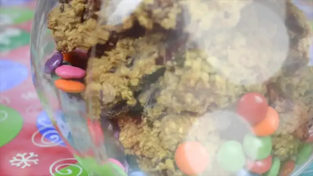 'Video thumbnail for Chewy Vegan Oatmeal Raisin Cookies Fablunch(720P HD)'