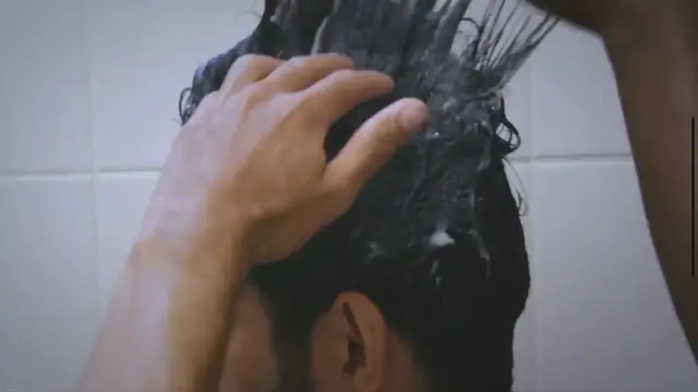 'Video thumbnail for Welchen Einfluss hat tägliches Haarewaschen auf Haarausfall?'