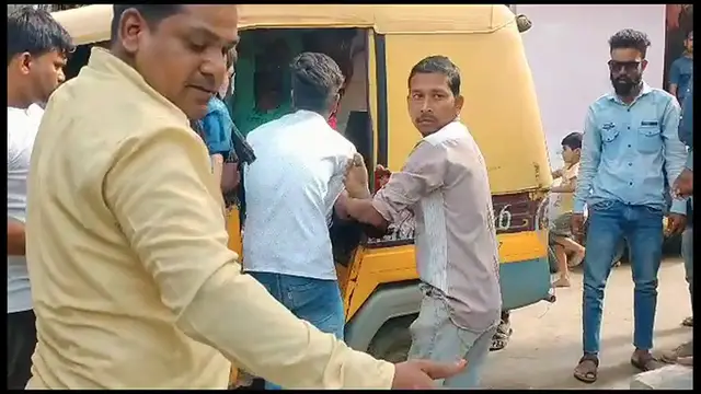 Video thumbnail for एक पड़ोसी युवक ने दूसरे पड़ोसी युवक पर किया चाकू से हमला।