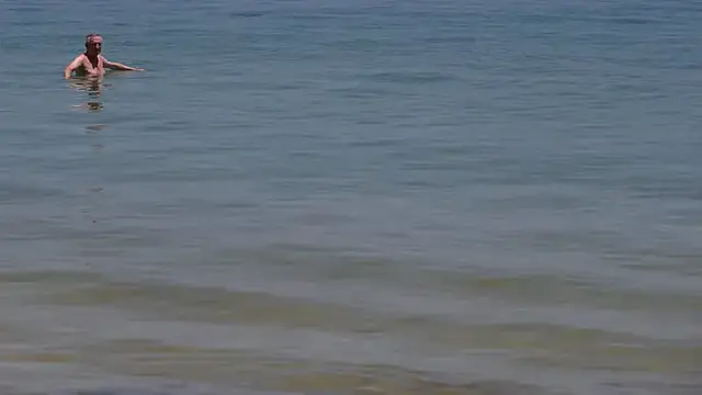 Video thumbnail for Tunisia: Swimmers celebrate New Year with plunge in cold sea