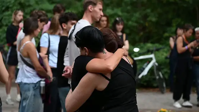 Video thumbnail for Germany: Berlin holds commemoration for victims after vehicle plows into parade crowd.