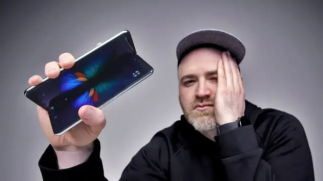 Video thumbnail for Folding The Samsung Galaxy Fold One Thousand Times