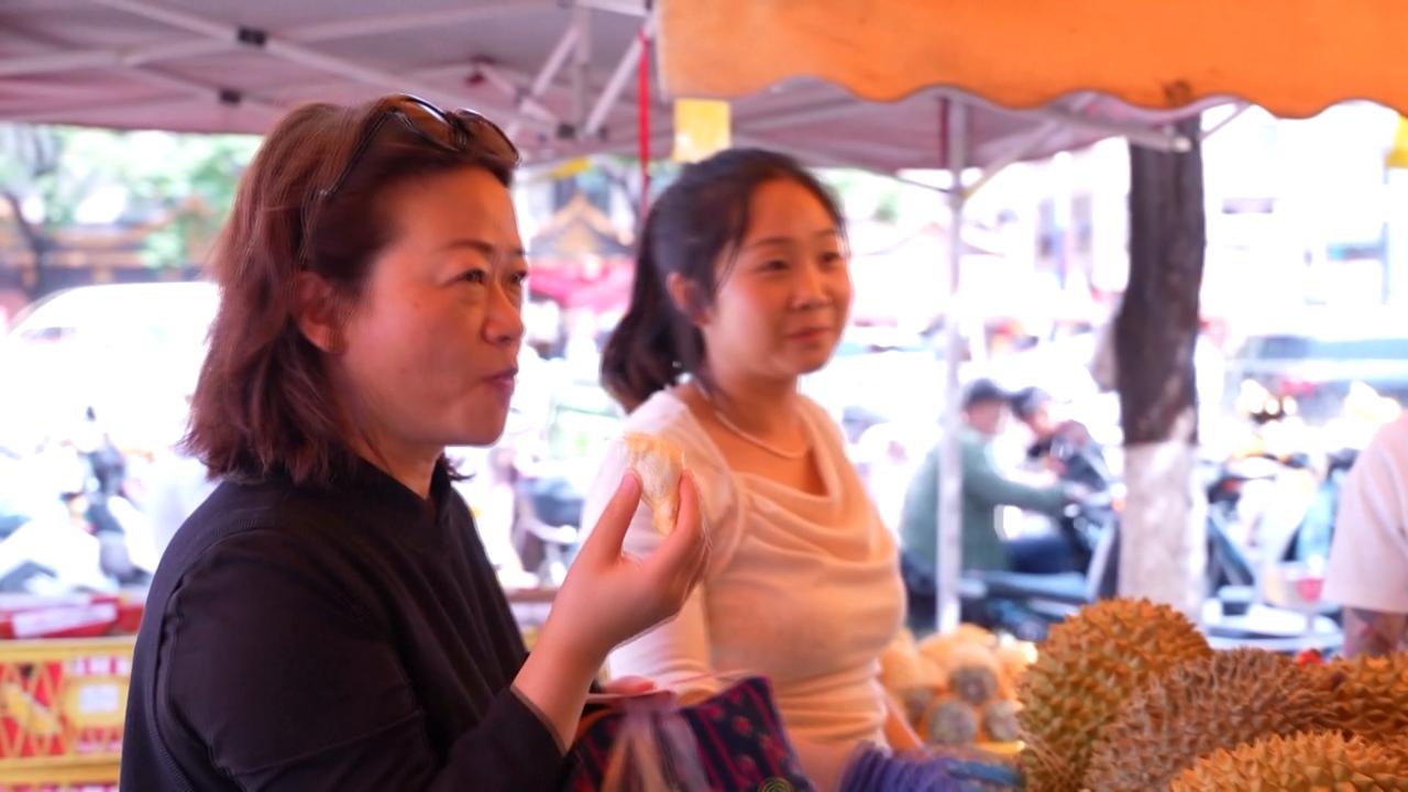 Video thumbnail for China: Border town witnesses booming trade, exchanges after launch of China-Laos Railway.