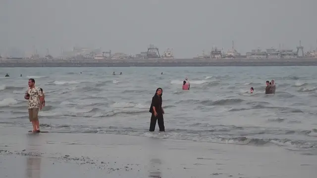 Video thumbnail for Iran: Merchant ships remain at anchor in Strait of Hormuz.