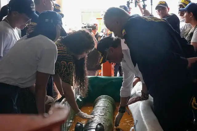 Video thumbnail for 'Holy grail of shipwrecks': Colombian scientists recover treasures from galleon