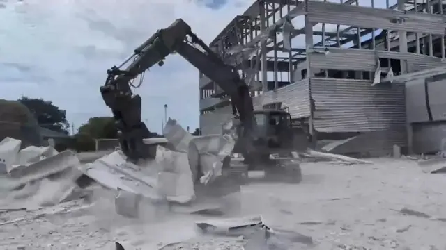 Video thumbnail for France: Japanese troops clear debris at damaged Kumamoto shopping mall after powerful quake.