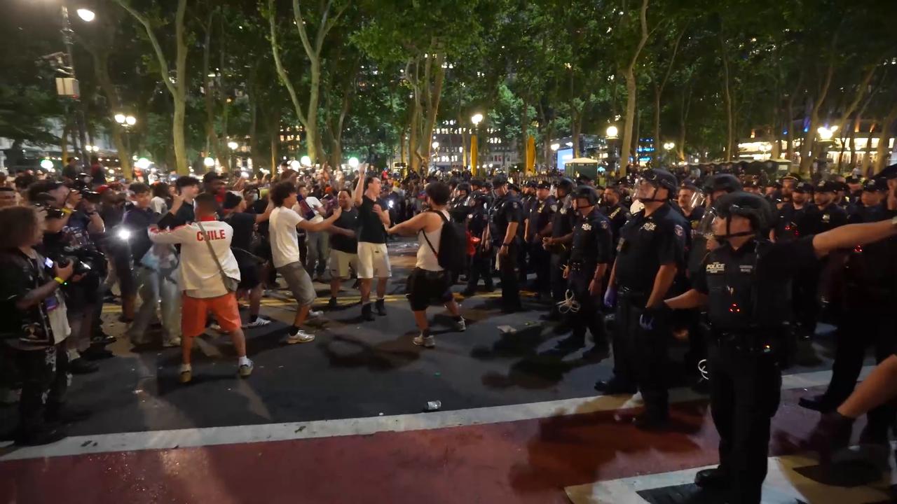 Video thumbnail for US: Celebrations turn chaotic as fans clash with police after NBA finals game in NYC (2).
