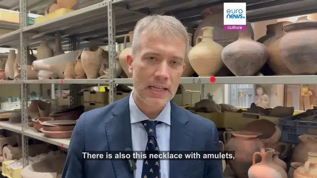 Video thumbnail for In Pompeii, a woman's wardrobe resurfaces with beauty items and jewels