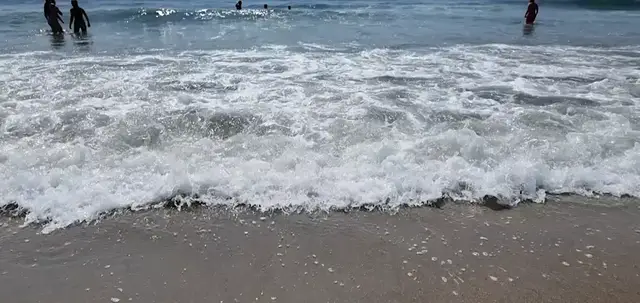 Video thumbnail for Residents trying to beat the heat at the Jersey Shore face chilly ocean temps