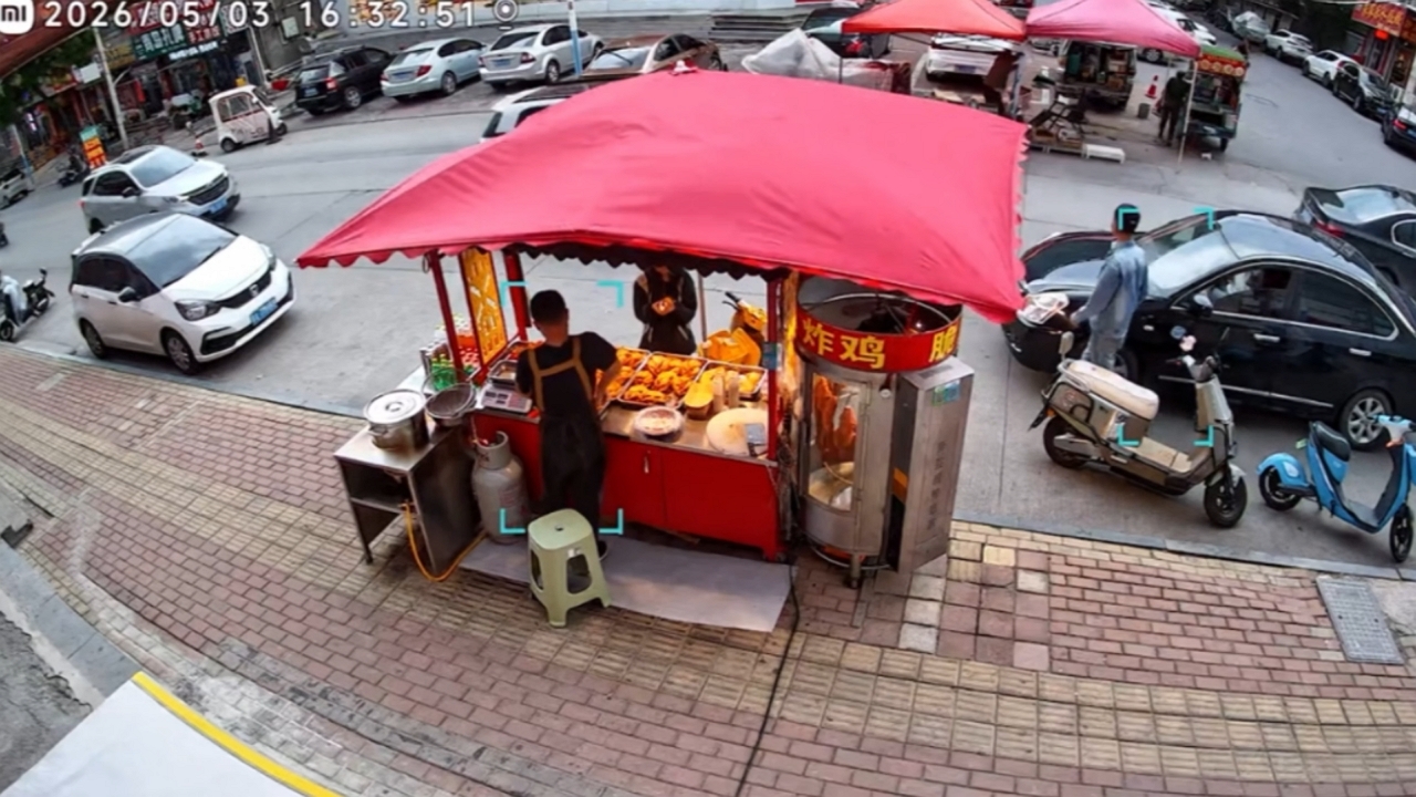 Video thumbnail for Strong Storm Tops Food Stall in Shandong