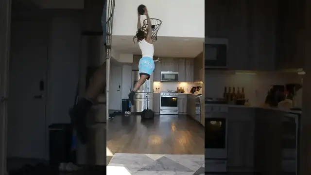 Video thumbnail for CRAZY DUNKS ON THE NEW COURT IN MY CRIB !