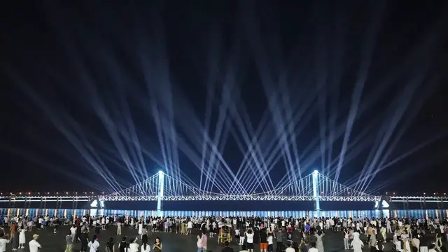 Video thumbnail for China: Xinghai Bay Bridge Light Show.