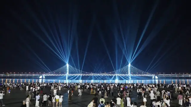Video thumbnail for China: Xinghai Bay Bridge Light Show 2.
