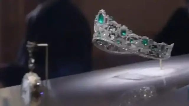 'Video thumbnail for Thieves steal French crown jewels in 4 minutes at Louvre Museum'