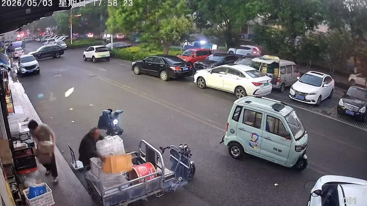 Video thumbnail for Strong Winds and Hailstorm Hit Zhucheng, China