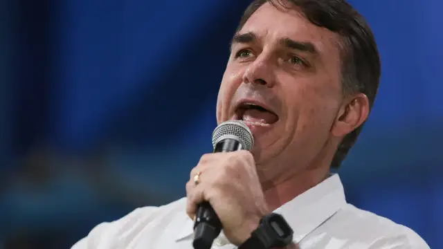 Video thumbnail for Presidential campaign heats up in Brazil, as Lula and F. Bolsonaro hold rival rallies