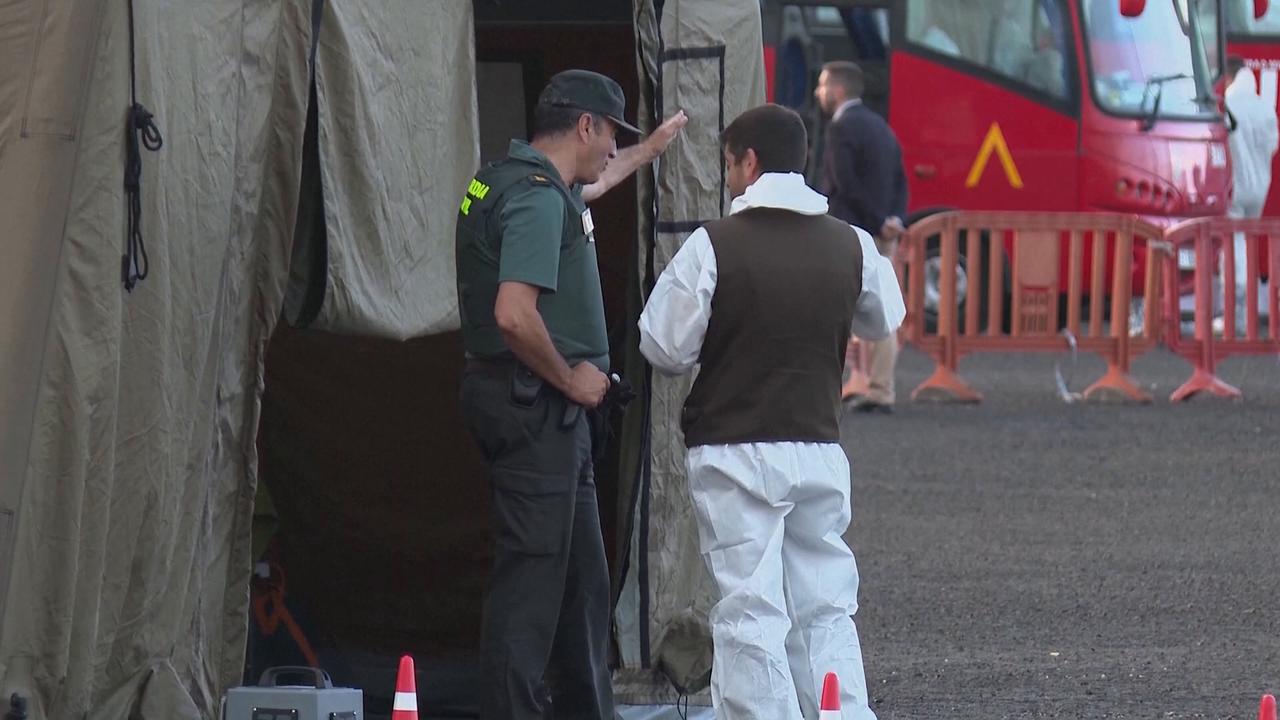 Video thumbnail for Spain: Spain completes final evacuation as hantavirus-hit ship departs for Rotterdam.