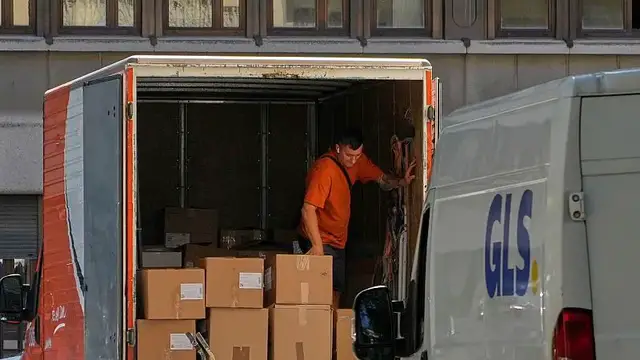 Video thumbnail for International postal services pause parcel post to US over tariff 'ambiguity'