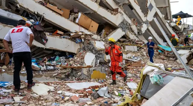Video thumbnail for Rescue teams race against time in Venezuela earthquake aftermath