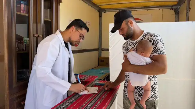 Video thumbnail for Mobile clinic provides medical care for displaced Palestinians near Gaza border.