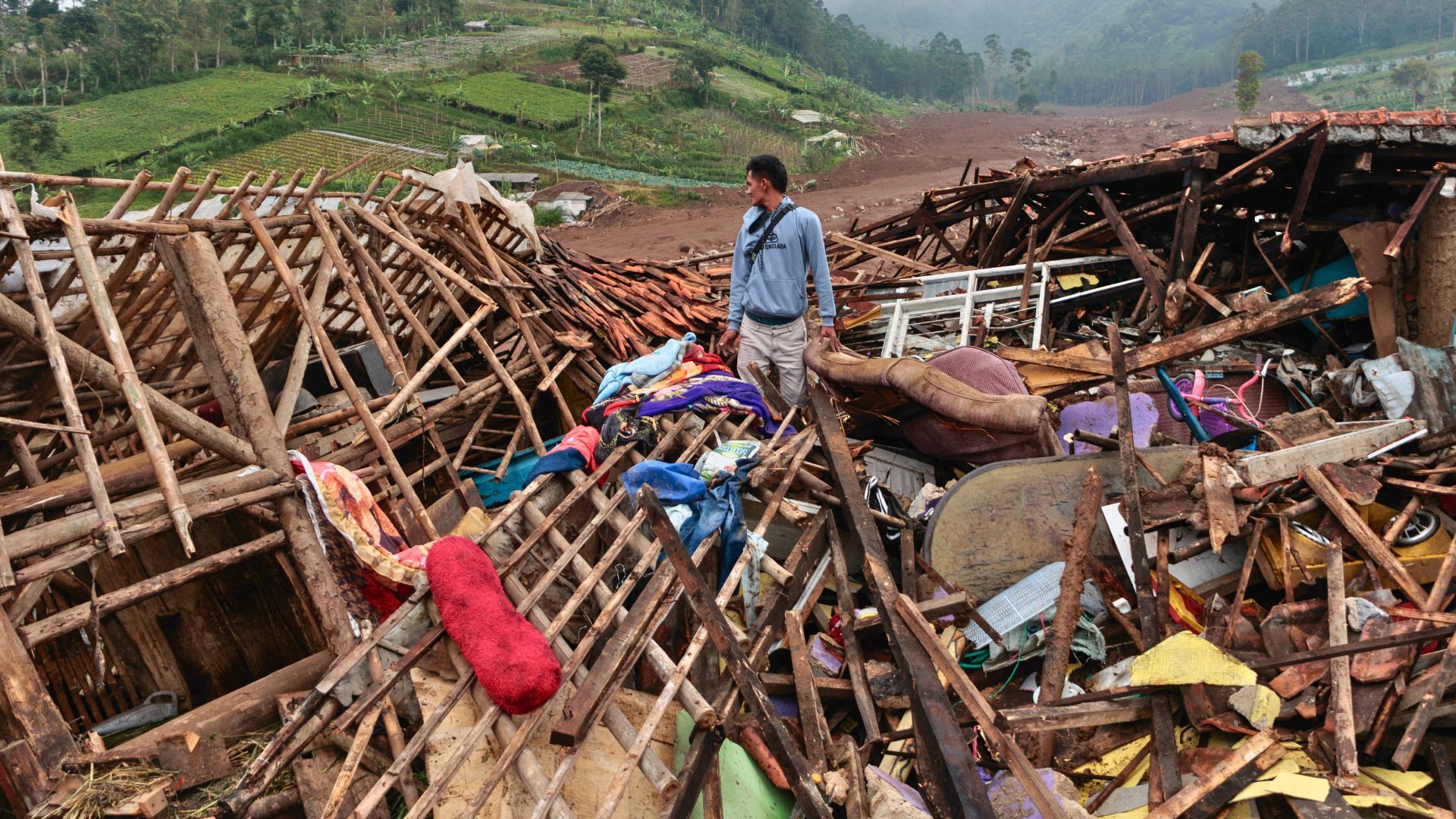 Video thumbnail for Indonesia landslide survivors recall terror as heavy rain hampers rescue efforts