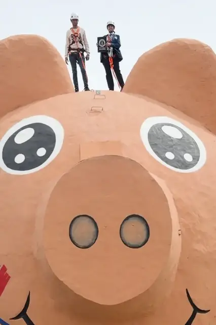 Video thumbnail for Largest piggy bank -  9 m (29 ft 6.3 in) tall and 10.36 m (33 ft 11.8 in) long achieved by Mano del Artesano - Pueblito de Barro