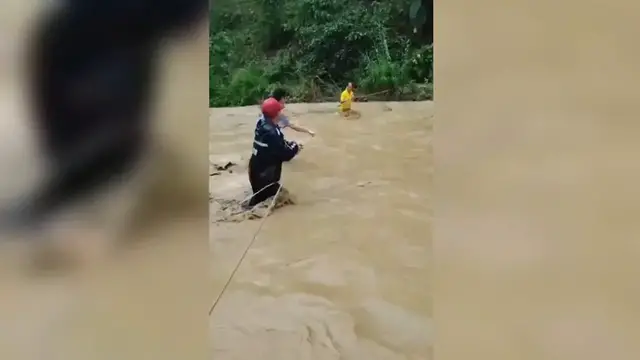 Video thumbnail for China: Rescuers brave heavy rain to evacuate flood-stranded residents in Guangxi, Inner Mongolia.