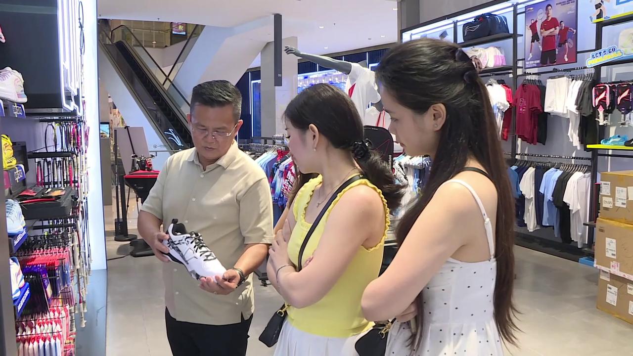 Video thumbnail for Malaysia: Chinese sports brands gain popularity in Kuala Lumpur.