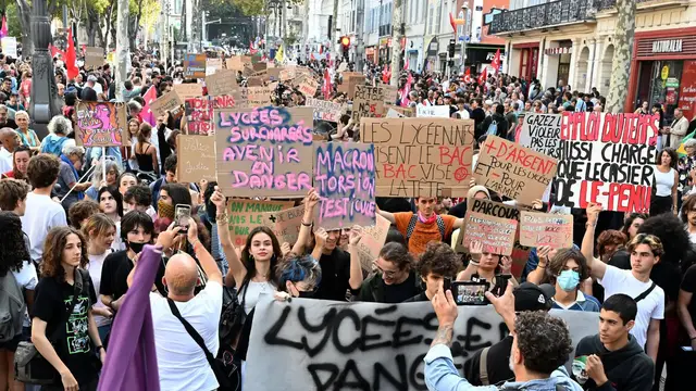 Video thumbnail for Thousands arrested as student protests spread across France